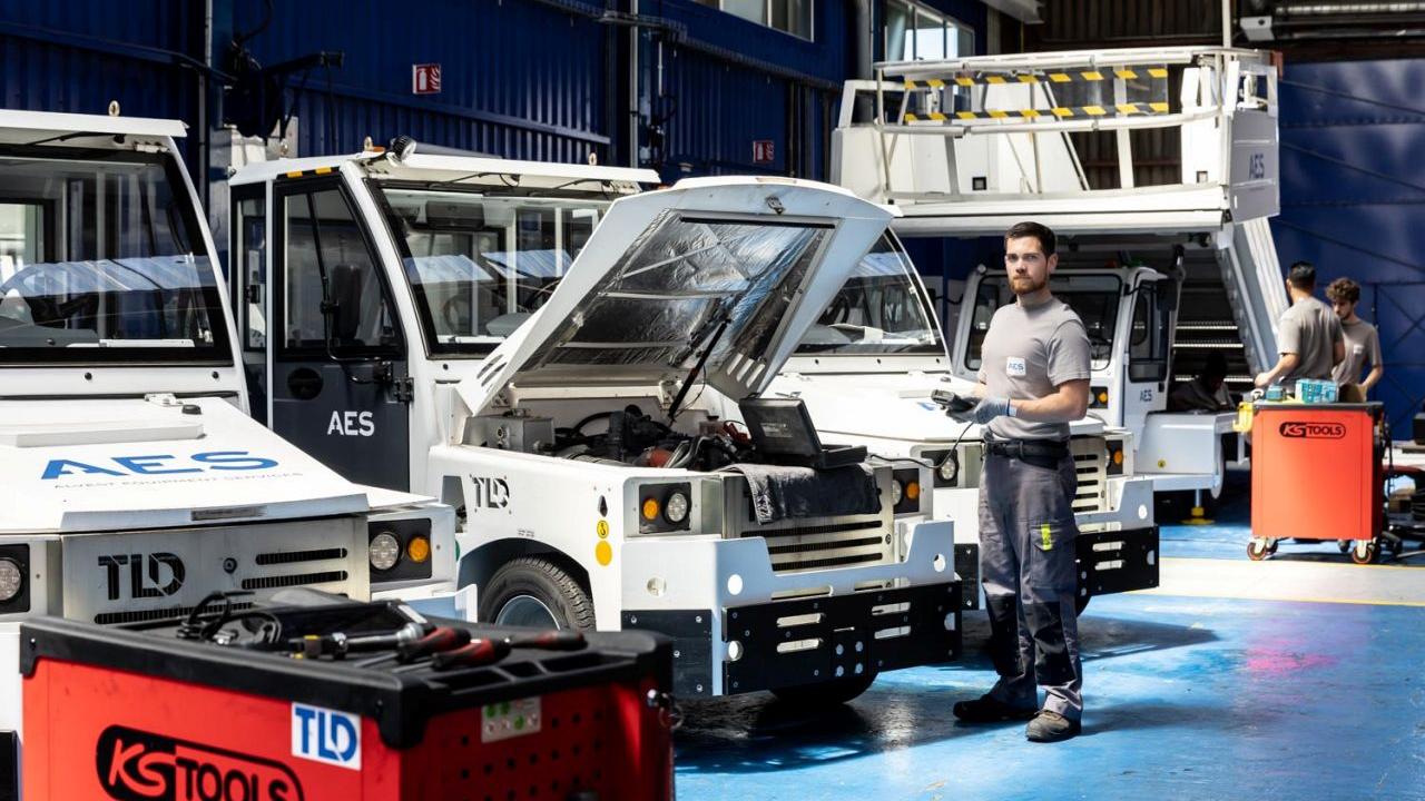 Taller AES: técnico diagnosticando un tractor de remolque GSE